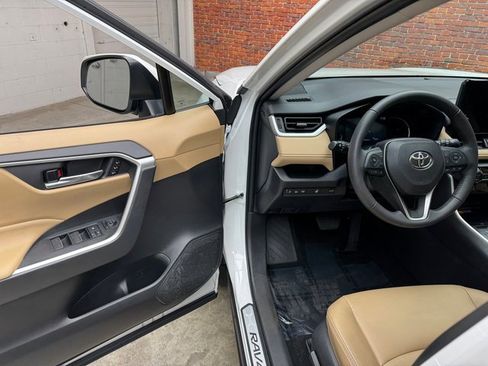Used 2023 Toyota RAV4 XLE Premium image 10