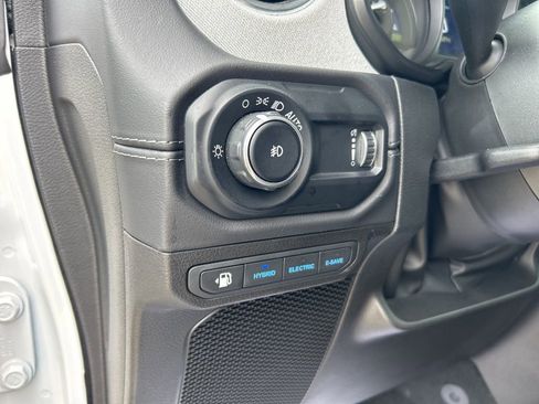 Used 2025 Jeep Wrangler Unlimited Sahara AWD/4WD image 15