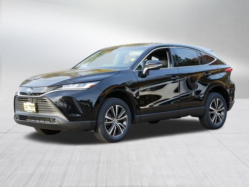 Used 2023 Toyota Venza LE image 3