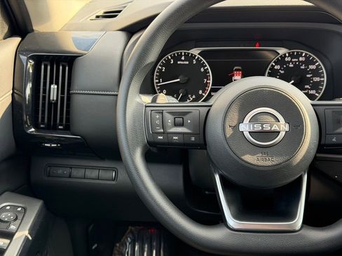 Used 2023 Nissan Pathfinder S image 30