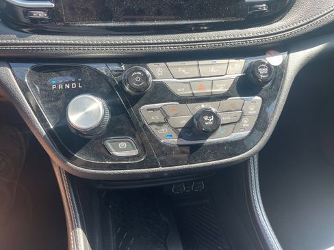 Used 2025 Chrysler Pacifica Limited FWD image 19