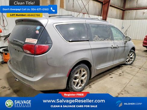 Used 2017 Chrysler Pacifica Touring-L w/ Tire & Wheel Group image 4