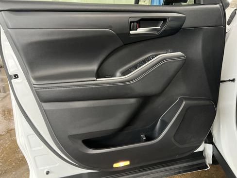 Used 2022 Toyota Highlander XLE image 14