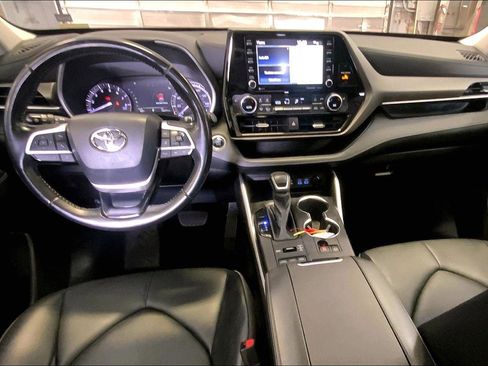 Used 2022 Toyota Highlander XLE image 15