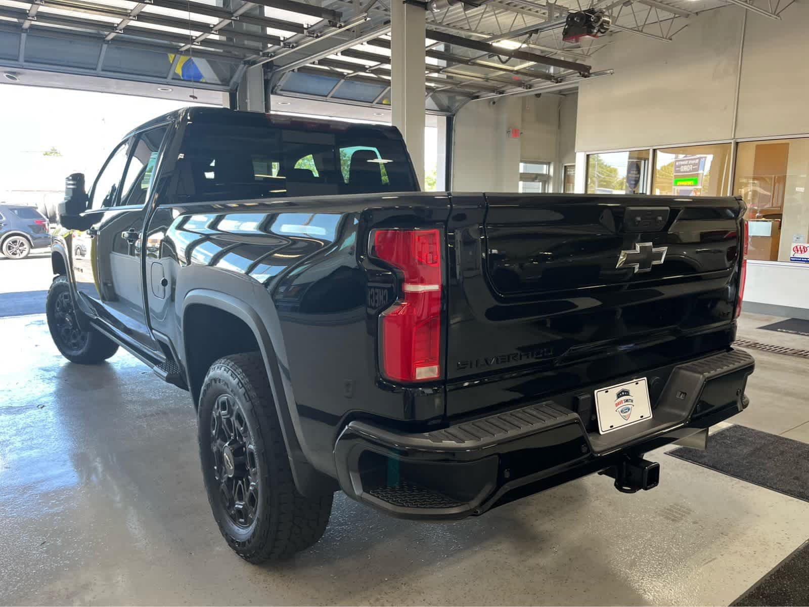 Used 2024 Chevrolet Silverado 2500 LTZ w/ LTZ Plus Package AWD/4WD image 4
