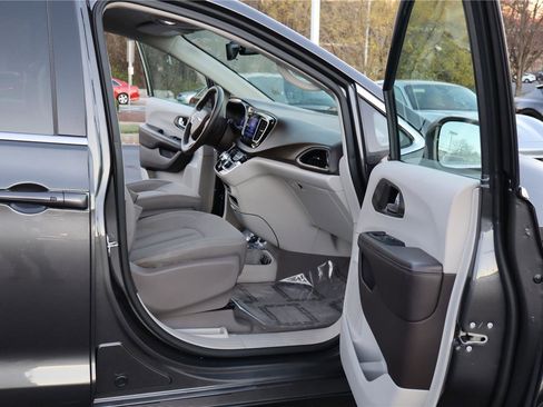 Used 2017 Chrysler Pacifica Touring w/ Tire & Wheel Group image 27