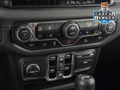 Used 2025 Jeep Wrangler Unlimited Sahara AWD/4WD image 19