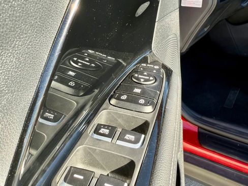 Used 2022 Kia Niro EX image 23