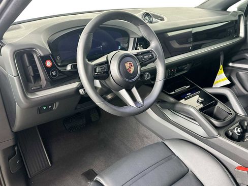 New 2025 Porsche Cayenne Coupe image 4