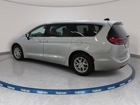 Used 2024 Chrysler Pacifica Touring-L FWD image 8