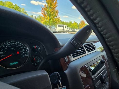 Used 2014 Chevrolet Tahoe LT RWD image 30
