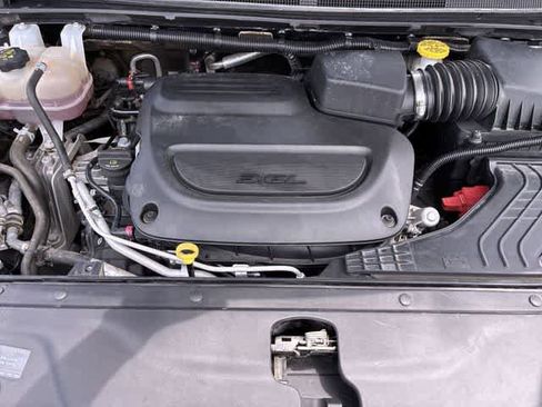 Used 2023 Chrysler Pacifica Touring-L FWD image 19