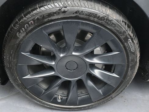 Used 2022 Tesla Model Y Long Range image 41