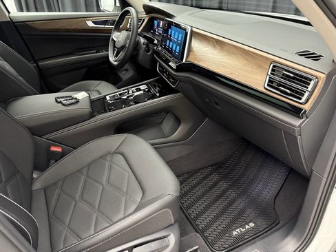 Used 2024 Volkswagen Atlas SE w/ Panoramic Sunroof Package AWD/4WD image 26