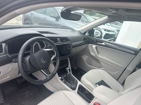 Used 2023 Volkswagen Tiguan SE w/ Panoramic Sunroof Package AWD/4WD image 12