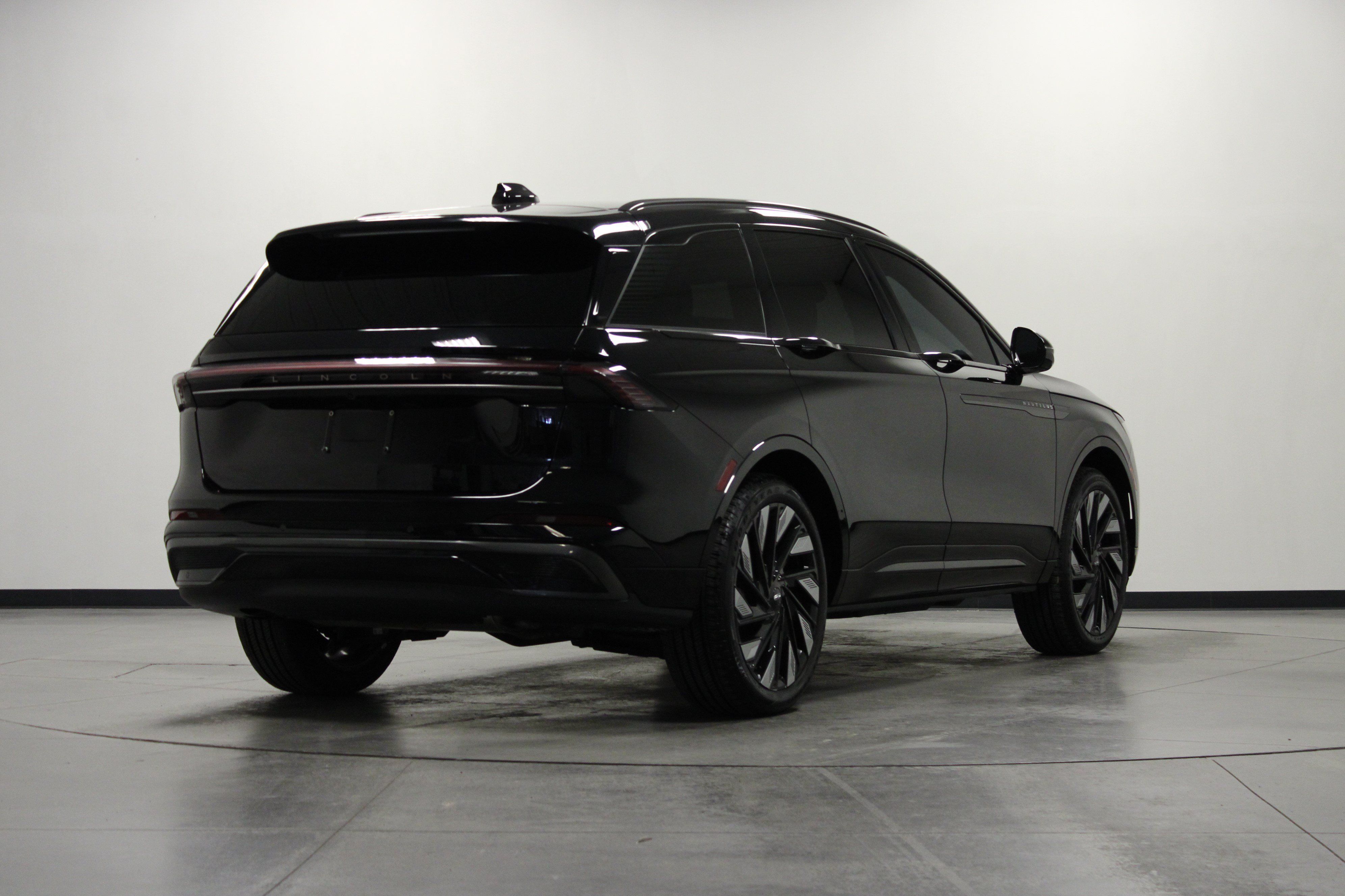 Used 2025 Lincoln Nautilus Reserve w/ Jet Appearance Package AWD/4WD image 4