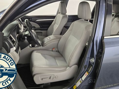 Used 2019 Toyota Highlander Plus AWD/4WD image 23