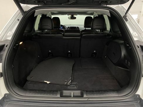 Used 2019 Jeep Cherokee Limited w/ Luxury Group AWD/4WD image 6