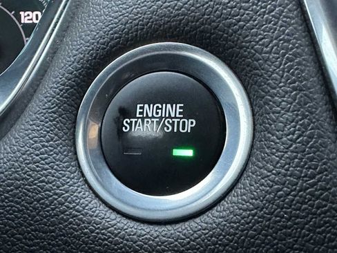 Used 2022 Chevrolet Traverse LT image 37