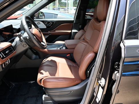 Used 2026 Lincoln Aviator Reserve AWD/4WD image 17