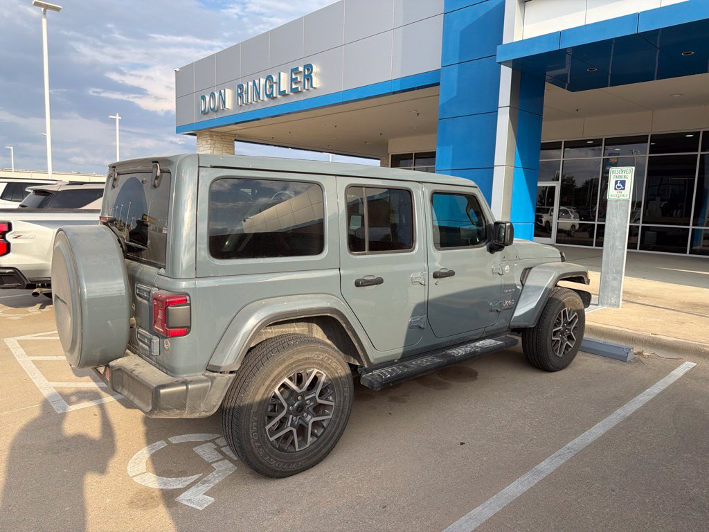 Used 2024 Jeep Wrangler Unlimited Sahara w/ Technology Group AWD/4WD image 2