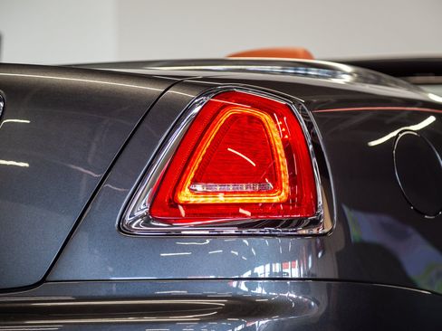 Used 2018 Rolls-Royce Dawn RWD image 30