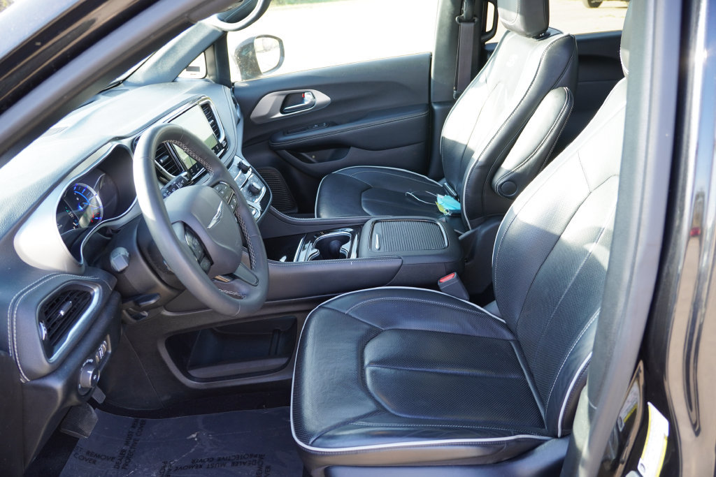 Used 2024 Chrysler Pacifica Premium FWD image 16