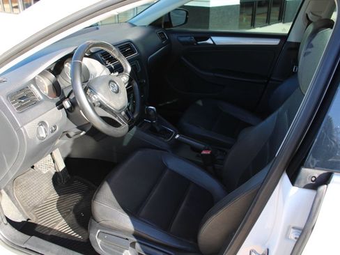 Used 2017 Volkswagen Jetta SE image 11