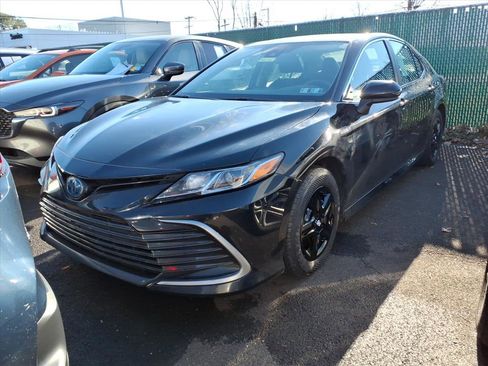 Used 2021 Toyota Camry LE image 2