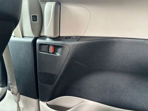 Used 2024 Chrysler Pacifica Limited FWD image 27