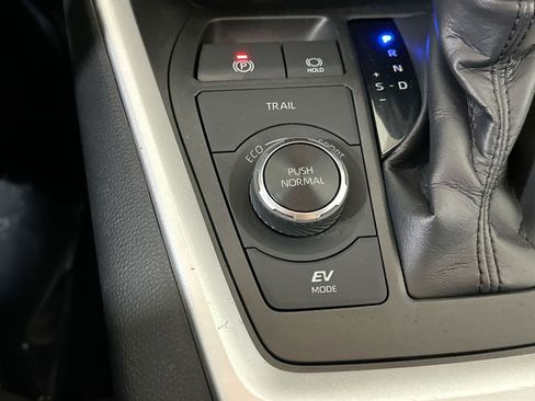 Used 2020 Toyota RAV4 LE image 27
