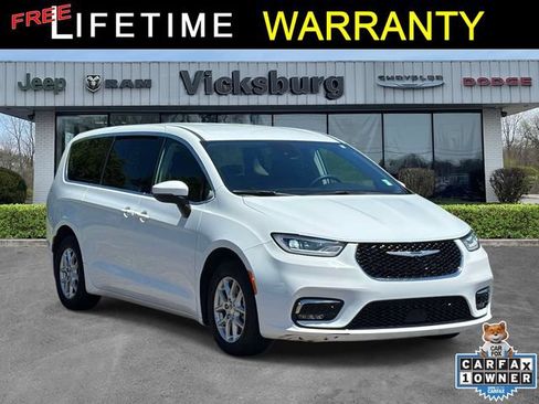 Used 2023 Chrysler Pacifica Touring-L FWD image 1