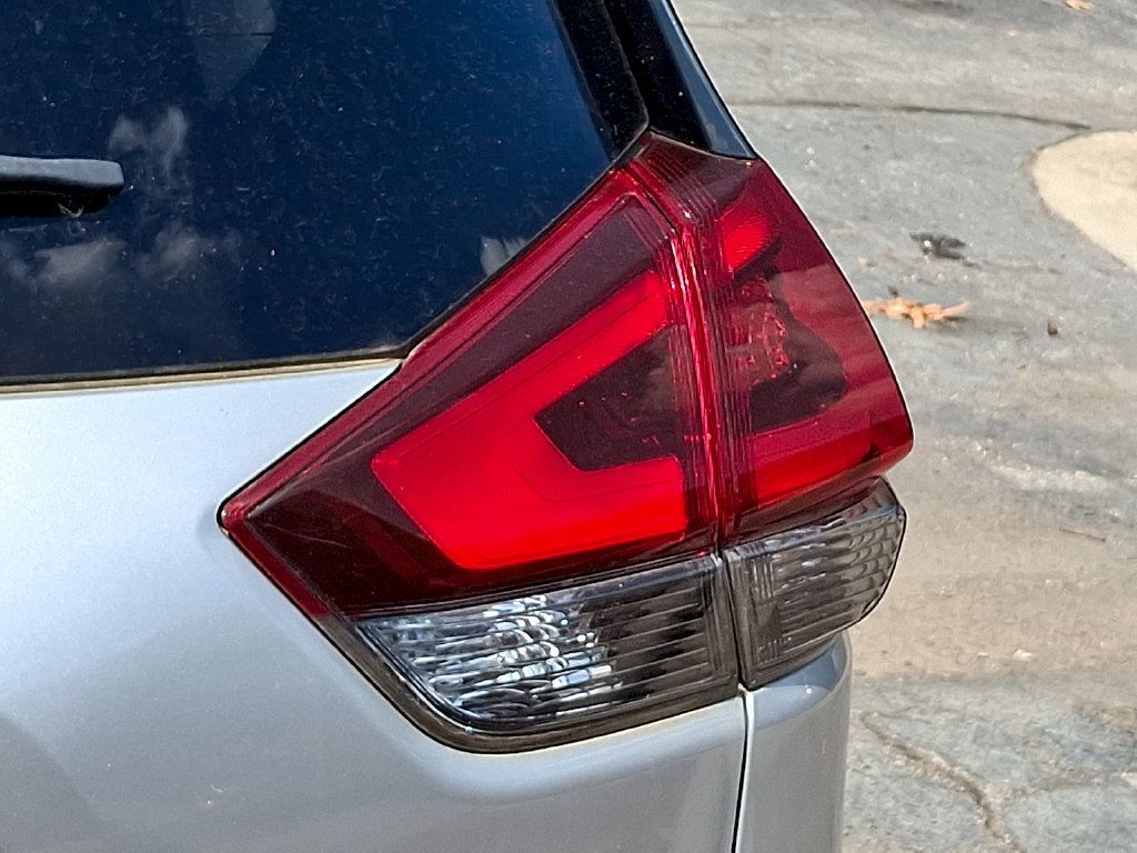 Used 2018 Nissan Rogue SV w/ Premium Package FWD image 10