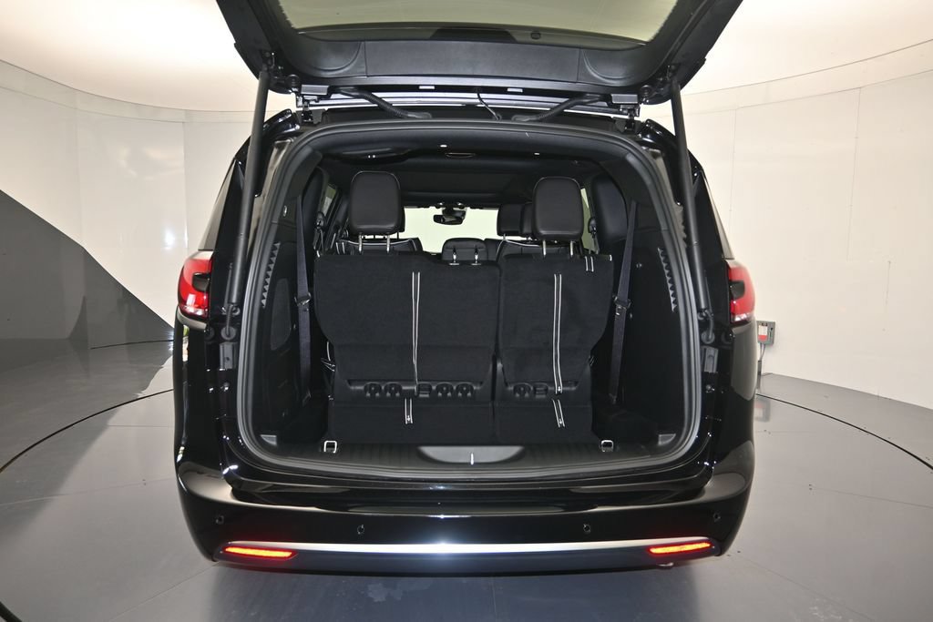New 2027 Chrysler Pacifica Limited w/ Family Tech Group FWD image 27