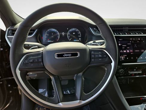 Used 2025 Jeep Grand Cherokee Laredo w/ Luxury Tech Group I AWD/4WD image 20
