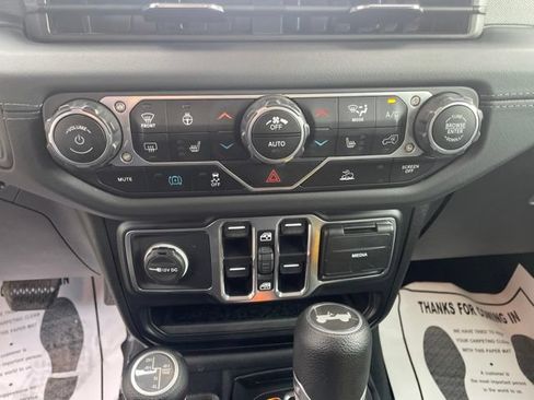 Used 2024 Jeep Wrangler Unlimited Sahara AWD/4WD image 15