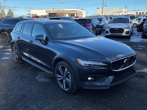 Used 2025 Volvo V60 B5 Cross Country Plus image 5