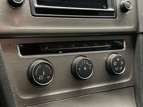 Used 2017 Volkswagen Golf S image 9