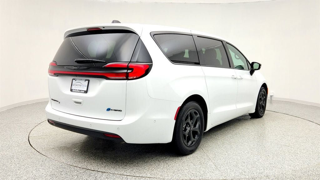 Used 2024 Chrysler Pacifica Limited FWD image 5