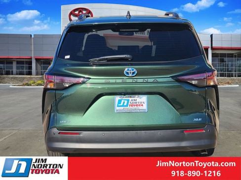 Used 2025 Toyota Sienna XLE image 6