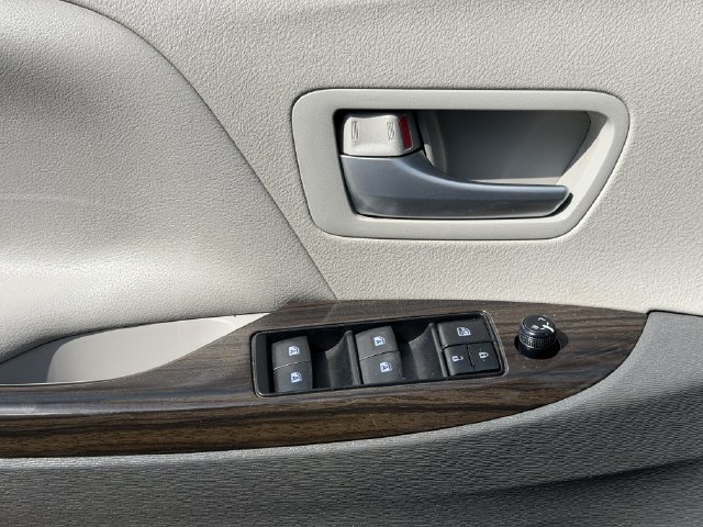 Used 2016 Toyota Sienna XLE FWD image 22