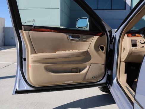 Used 2006 Cadillac DTS Performance image 38