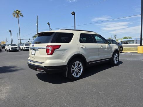 Used 2018 Ford Explorer XLT w/ Equipment Group 202A FWD image 5