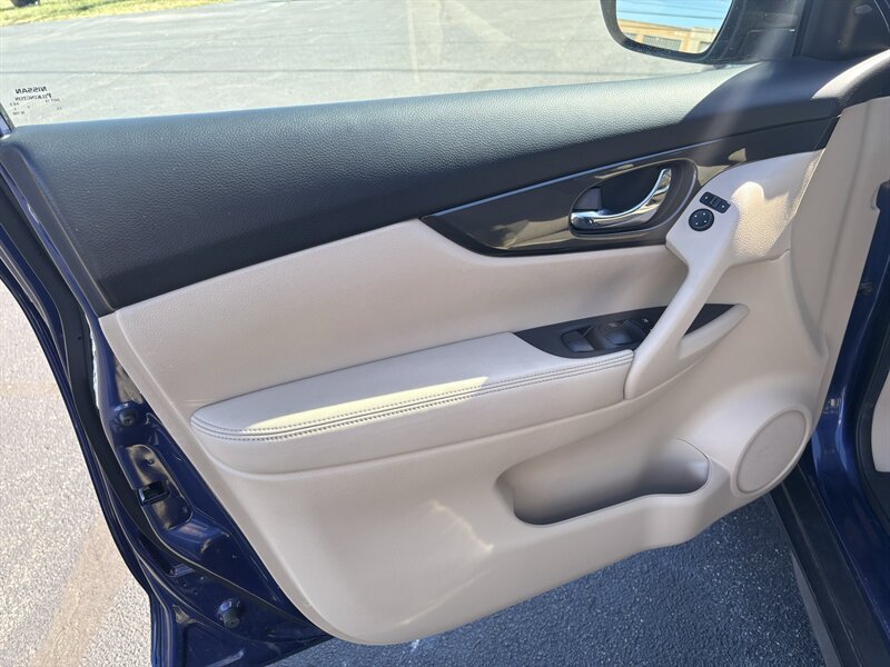 Used 2018 Nissan Rogue SV AWD/4WD image 8