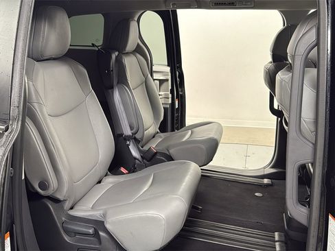 Used 2024 Toyota Sienna XLE image 18