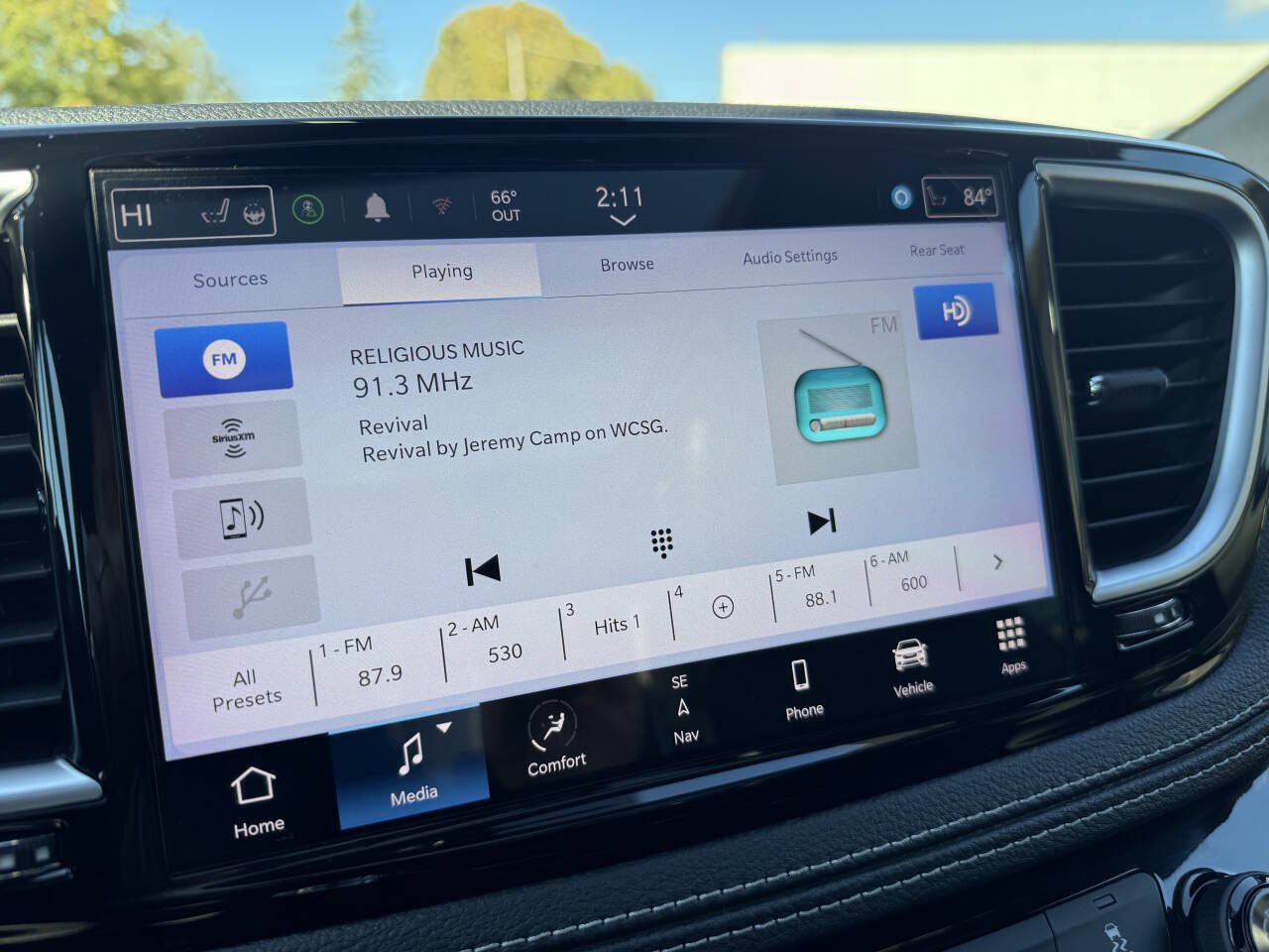 Used 2023 Chrysler Pacifica Limited w/ Uconnect Theater Family Group FWD image 13