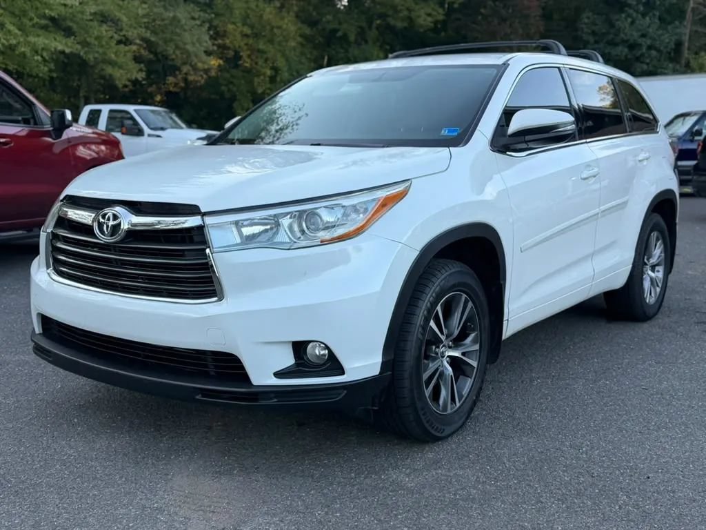 Used 2015 Toyota Highlander Plus AWD/4WD image 1