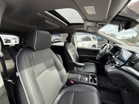 Used 2023 Honda Odyssey Elite image 9