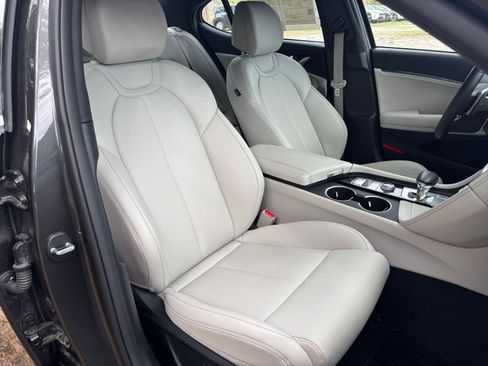 Used 2025 Genesis G70 2.5T image 36