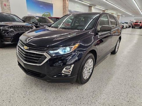 Used 2021 Chevrolet Equinox LS w/ LS Convenience Package FWD image 2